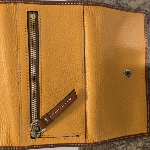 EUC Dooney & Bourke Collection Signature Logo Continental Clutch Wallet, Mustard - Picture 9 of 11